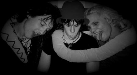 Historian havinaa Giby, Mickey ja Johnny kommuunilla 2002.